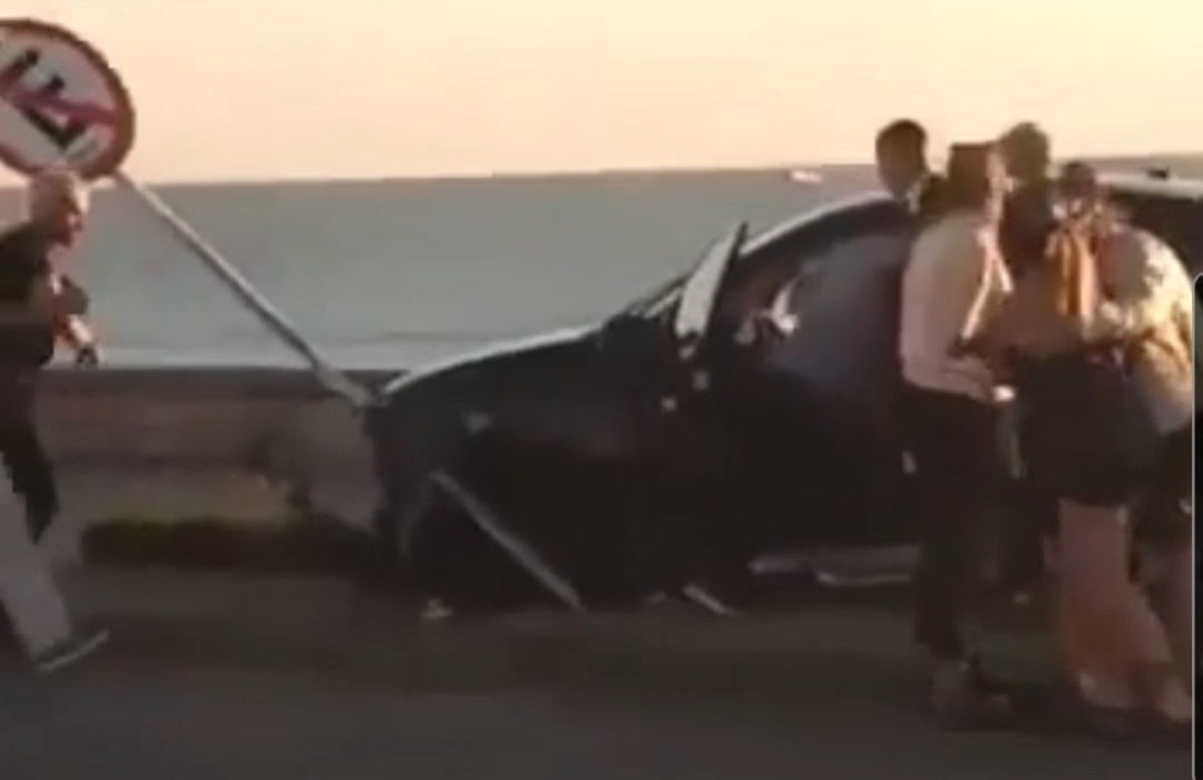 Video: Venia a fondo se llevo puesto un poste chocó una chica y se fue con todo el auto frenado y destrozado