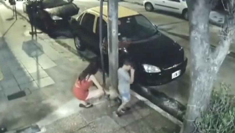 Video: Una mujer junto a su hijo abandonaron a un cachorro dejándolo atado a un poste