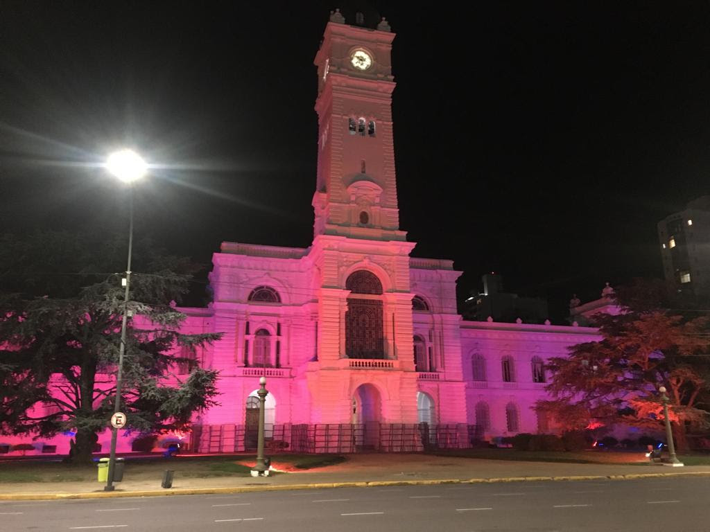 El Palacio Municipal iluminado de violeta para concientizar sobre Enfermedades Raras o Poco Frecuentes