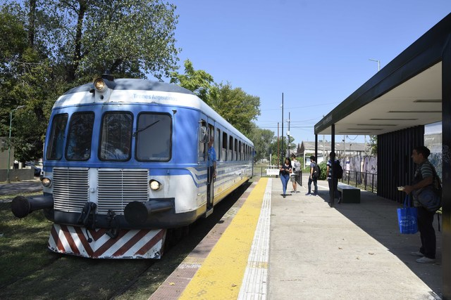 Tren Universitario: Avanza la extensión del recorrido que llegará hasta Los Hornos