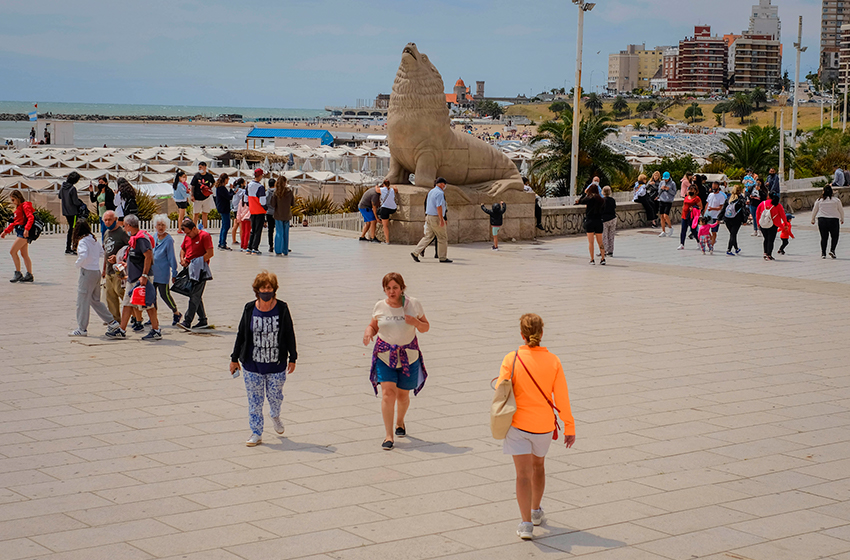 Con una jornada templada, Mar del Plata luce poblada de turistas en el inicio del fin de semana