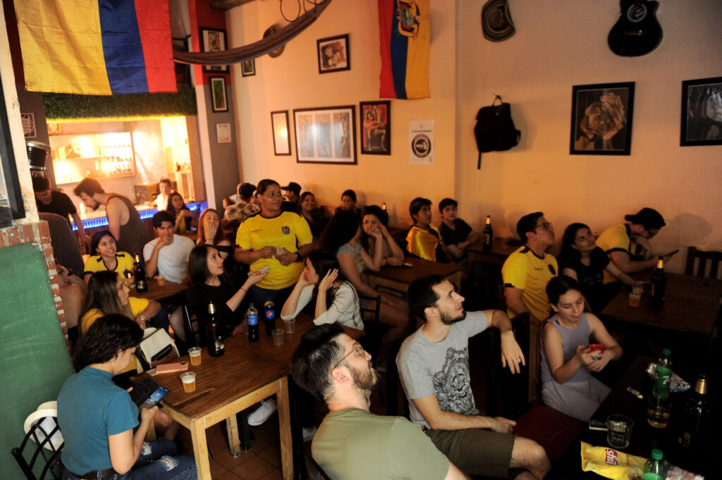 Hinchas ecuatorianos en Buenos Aires vivieron con emoción la victoria de su selección en Qatar