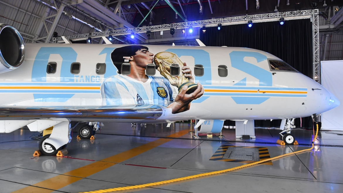Se inauguró el Maradona Fan Fest en Qatar, con el avión Tango D10S