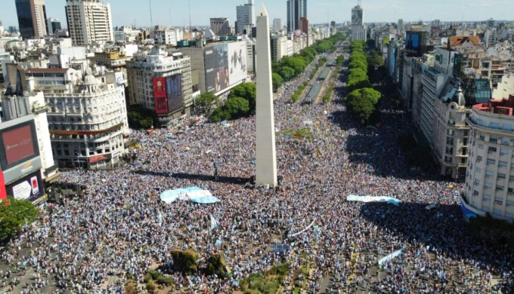Cientos de miles de argentinos esperan para festejar con los campeones del mundo