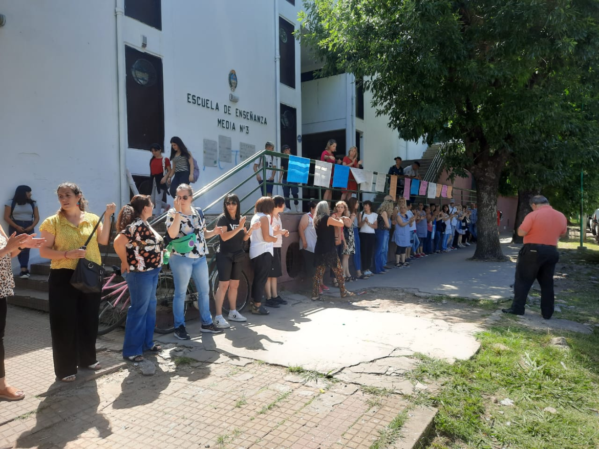 Abrazo simbólico en la Escuela de Enseñaza Media N°3 de Los Hornos por agresión a una docente