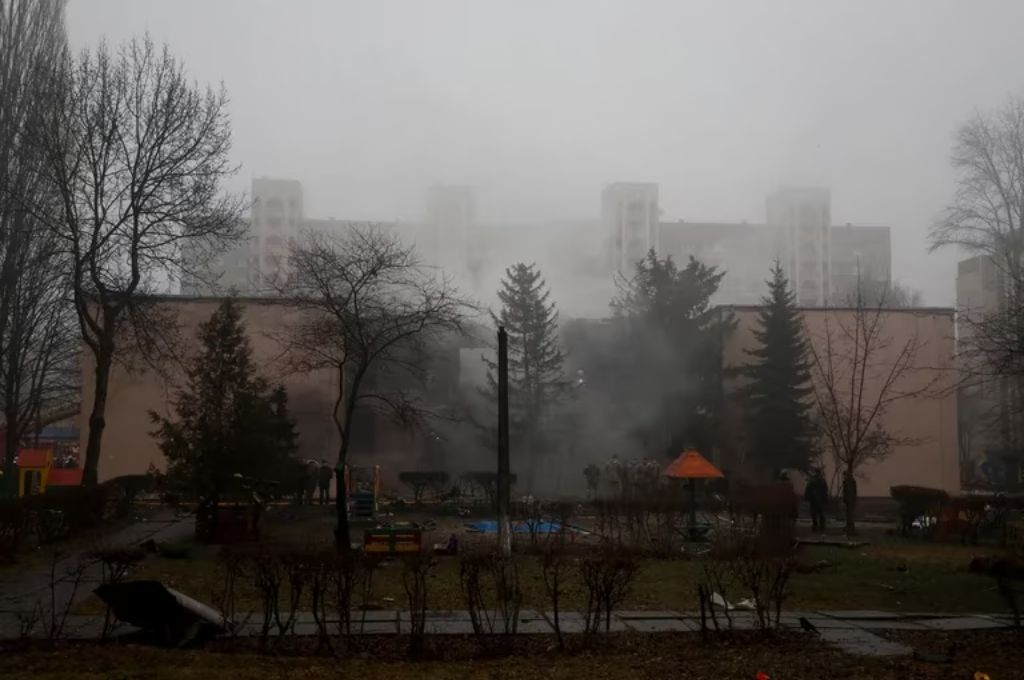 Ucrania: Un helicóptero se estrelló en las inmediaciones de un jardín de infantes y hay al menos 18 muertos