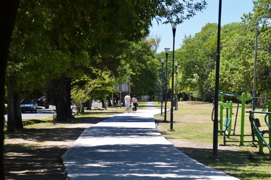 Avanza la construcción de nuevos senderos en los parques lineales de avenida 120 y de Villa Castells