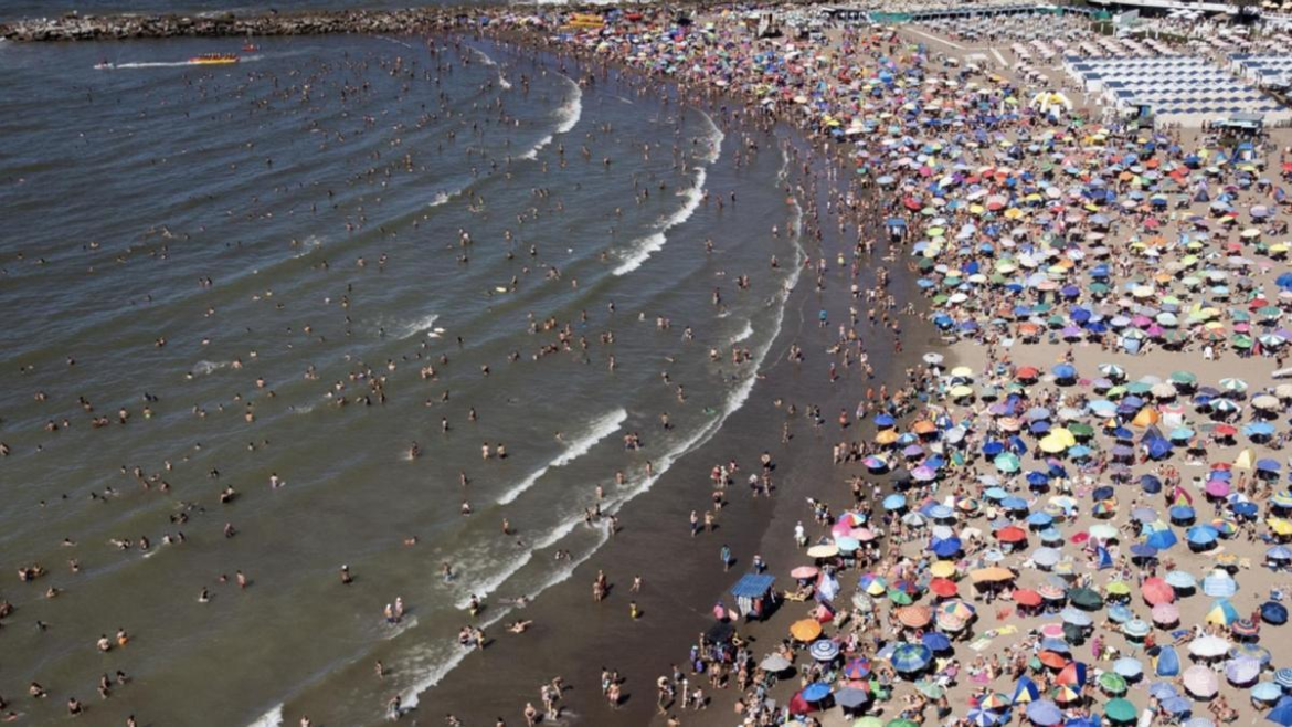 Playas repletas y más de 40 grados de sensación térmica en Mar del Plata