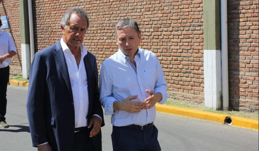 Scioli visitó Esteban Echeverría y junto al intendente Gray recorrió fábrica de alfombras para autos