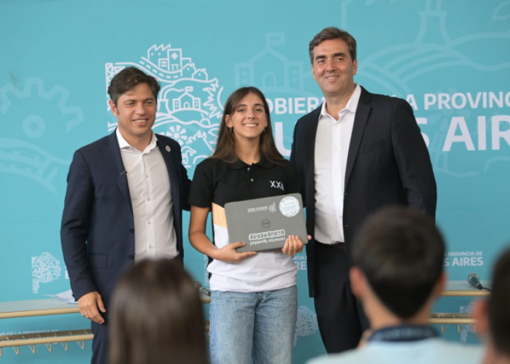 Kicillof encabezó la entrega de 251 netbooks a estudiantes de Luján