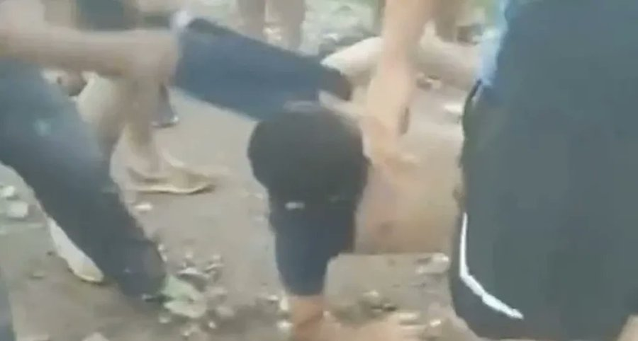 Video: Vecinos detuvieron a 4 ladrones, los desnudaron y les dieron una brutal golpiza
