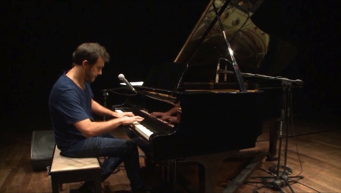 El pianista Pablo Juárez lleva su show al Centro Cultural Borges