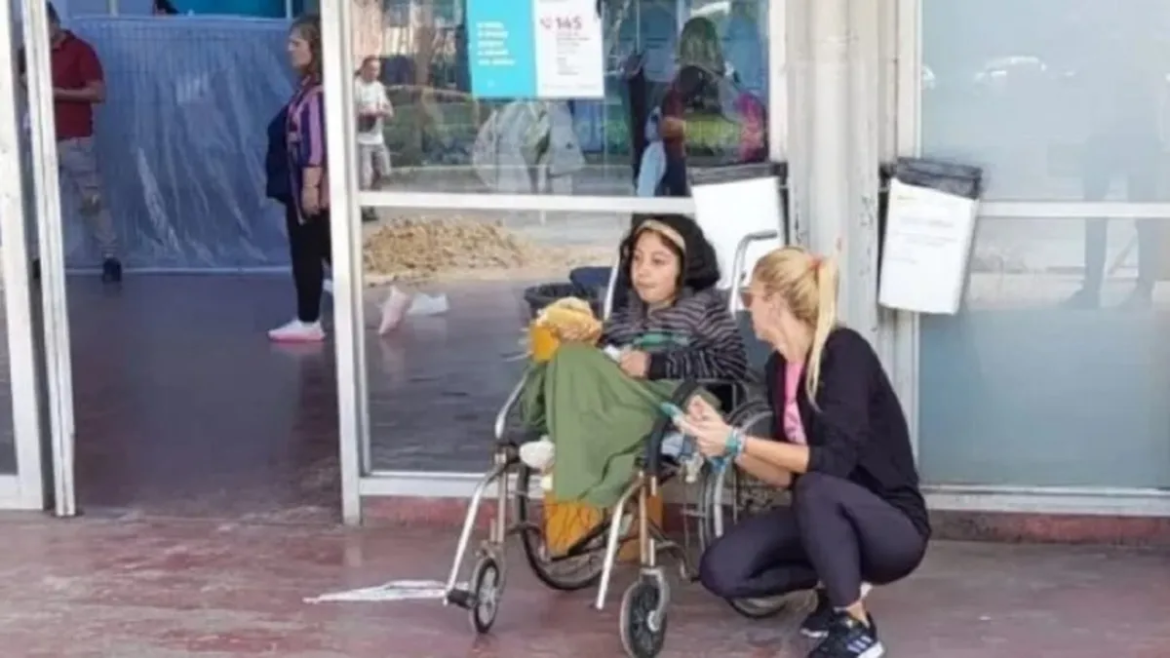 Una joven con discapacidad fue abandonada por su pareja en una terminal de ómnibus