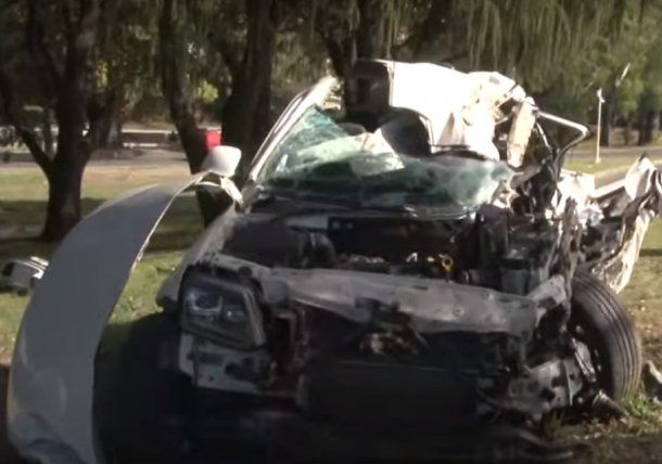 Un joven de 24 años murió al chocar su camioneta contra un árbol