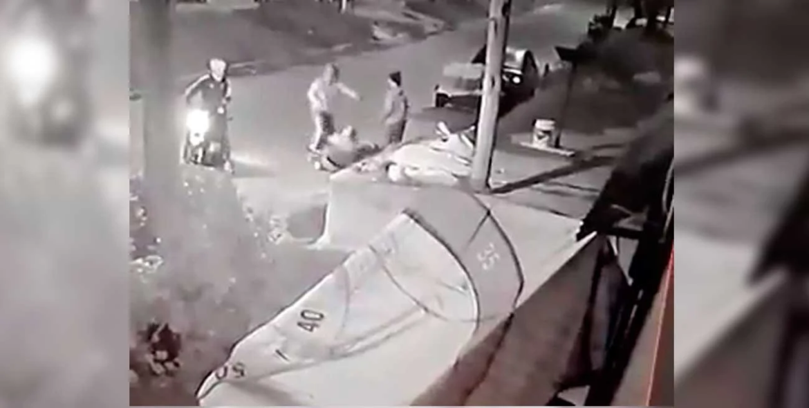 Video: Motochorros atacaron salvajemente a una mujer embarazada para robarle sus pertenencias