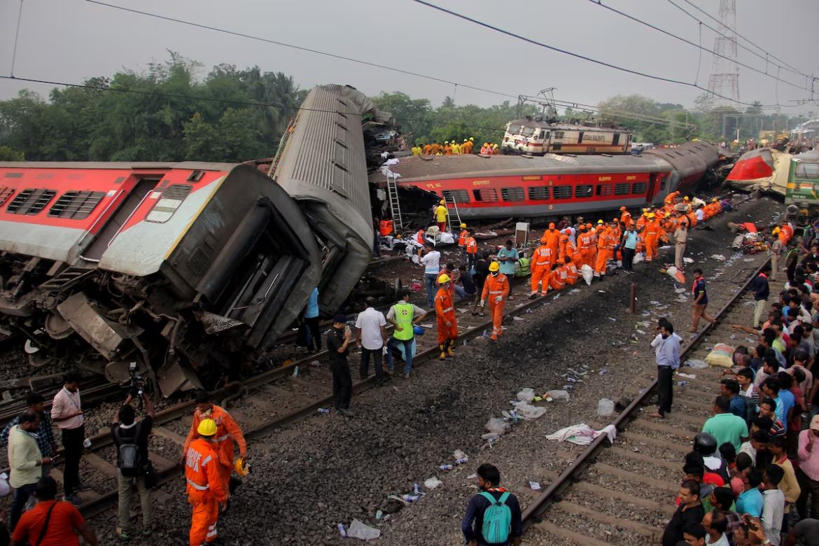 Choque de trenes en India más de 300 muertos y casi 1000 heridos
