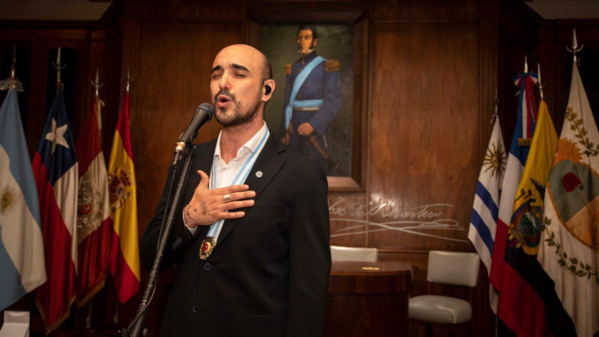 Abel Pintos recibió las Palmas Sanmartinianas y cantó el «Himno a San Martín»