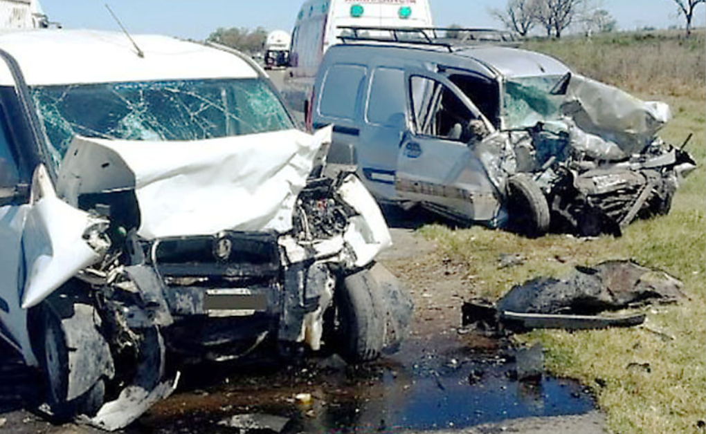 Tres muertos al chocar frontalmente dos vehículos utilitarios en la Autopista Rosario-Santa Fe