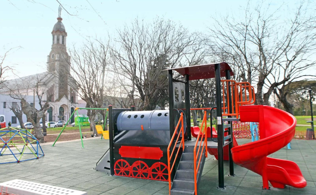 El Municipio renovó el patio de juegos de una histórica plaza de Tolosa