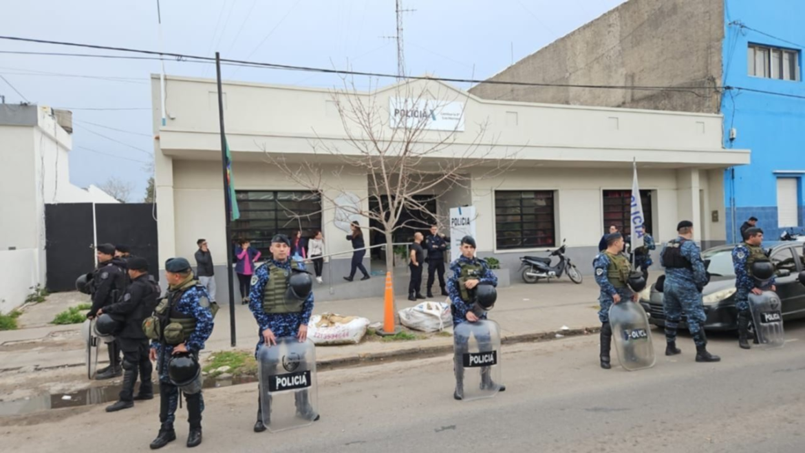 Trasladaron a 29 detenidos tras iniciar un incendio en una comisaría de La Plata
