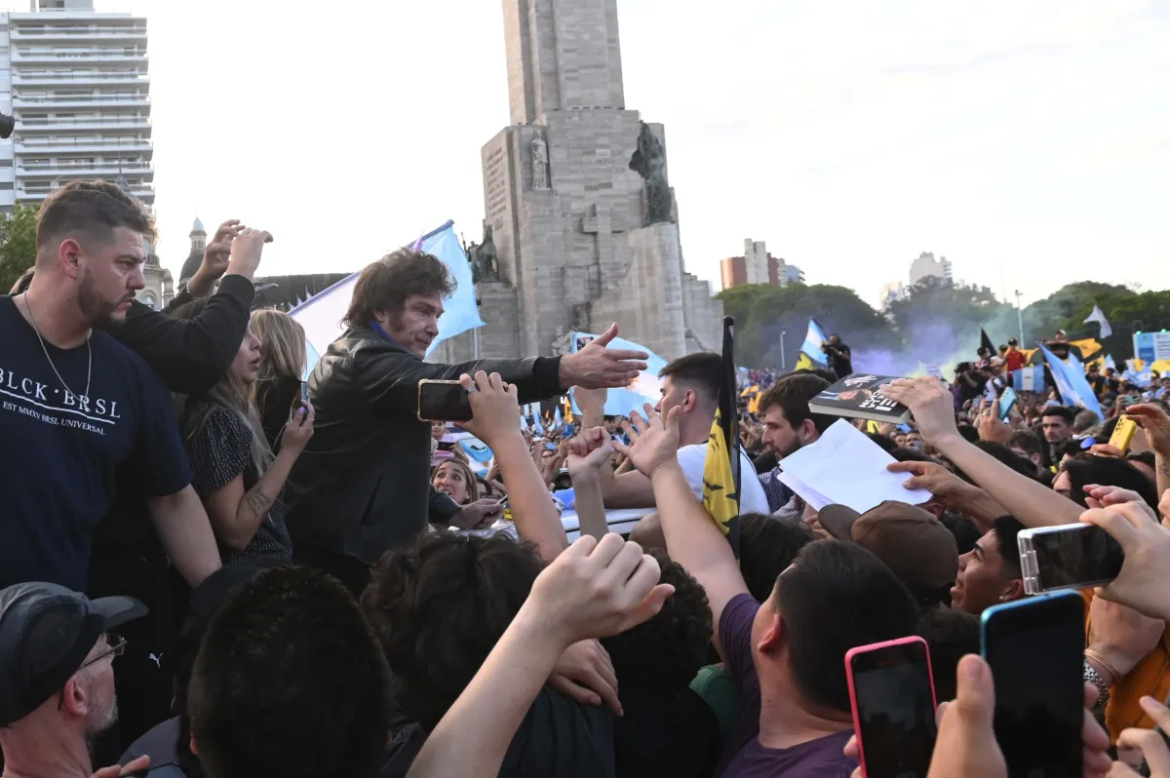 Milei convocó a una multitud en Rosario y pidió no dejarse llevar por “la campaña del miedo”