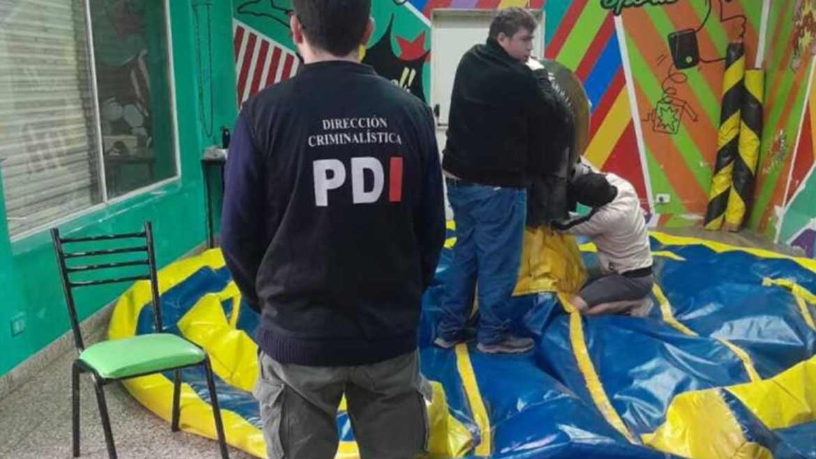 Una niña de 7 años murió al caer de un toro mecánico en una casita de fiestas infantiles