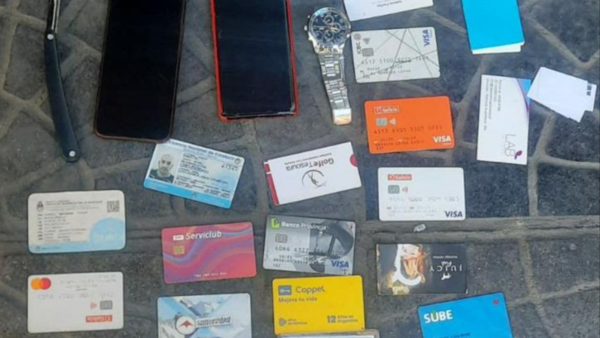 Se cortó el pelo en un barbería y a la hora de pagar robó con un arma falsa