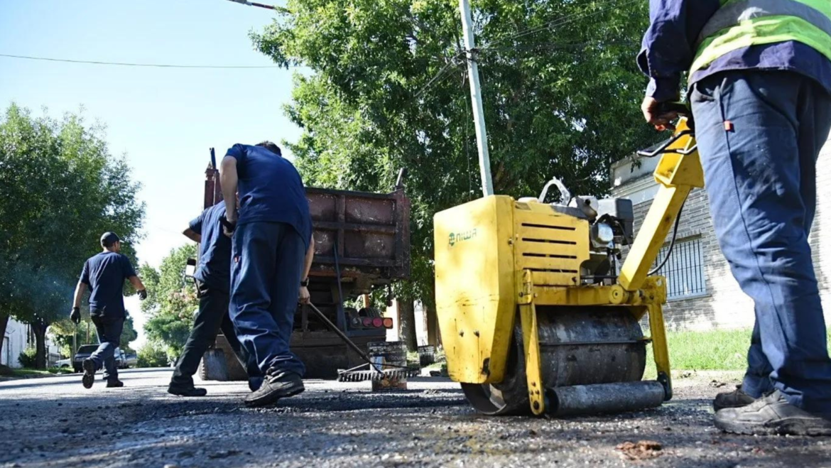 Se concretaron nuevos trabajos de bacheo en puntos estratégicos del casco fundacional