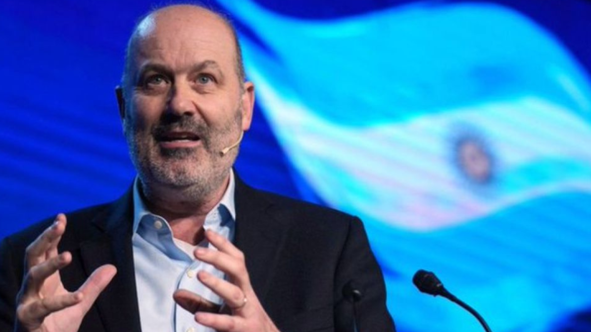 Federico Sturzenegger adelantó el proyecto del Gobierno para habilitar el pago de propinas por medios electrónicos