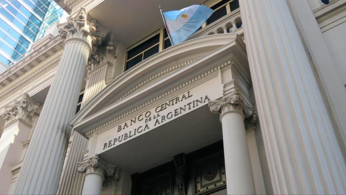 El Banco Central traspasará hoy toda su deuda al Tesoro para cerrar la emisión de pesos