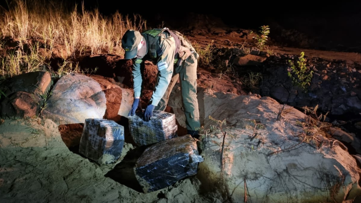 Encuentran 73 kilos de marihuana abandonados a orillas del río Paraná