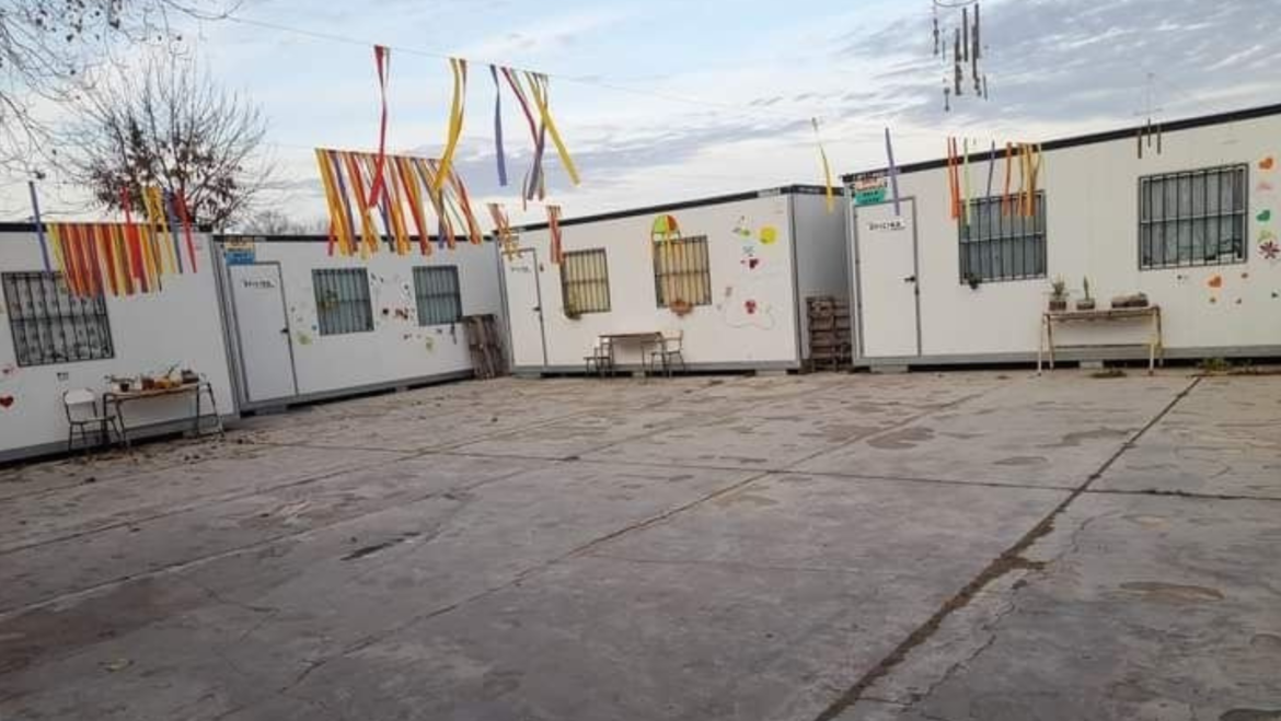 Un jardín de infantes platense funciona en contenedores y los padres ya estan hartos de falsas promesas