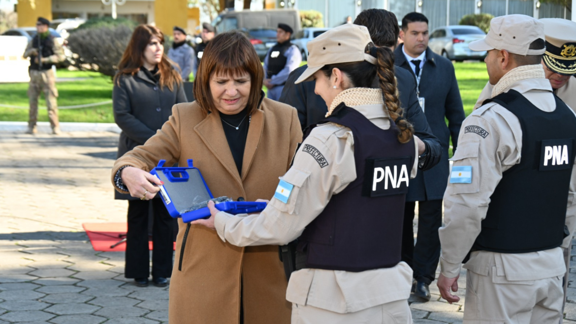 La Ministra de Seguridad entregó nuevas armas a las Fuerzas Federales