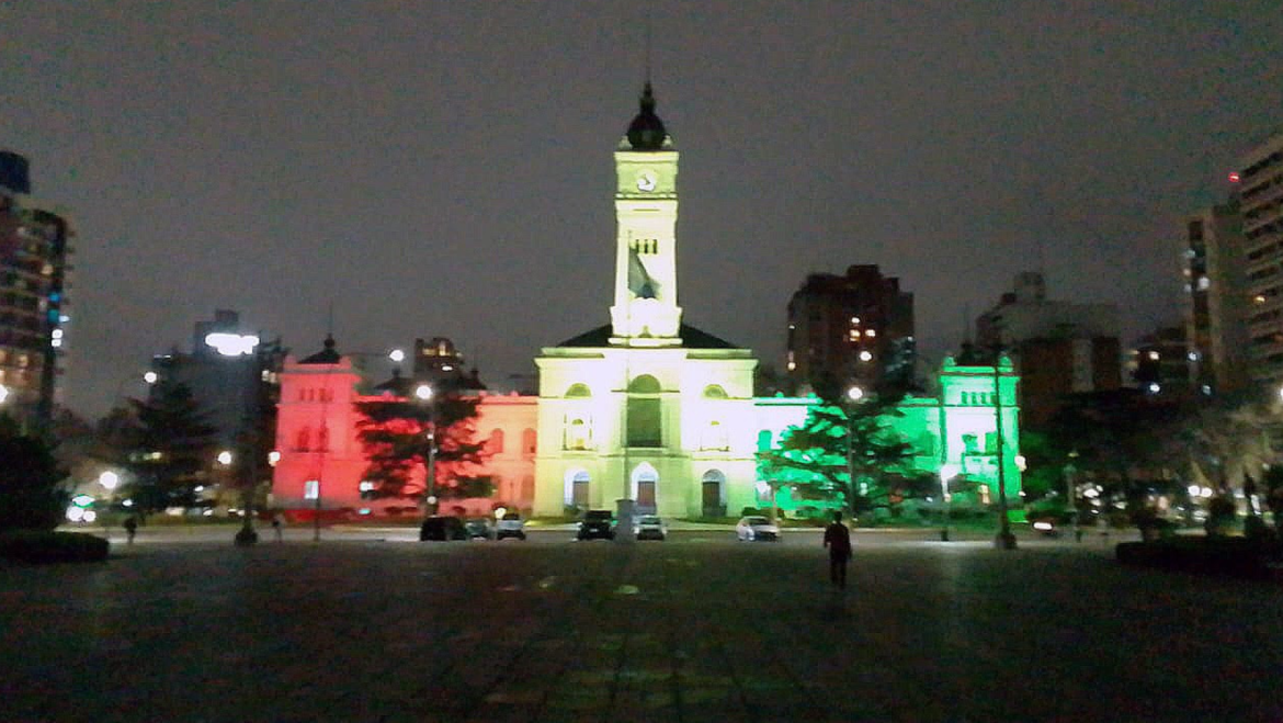  El Palacio Municipal se iluminó con los colores de la bandera de Bolivia