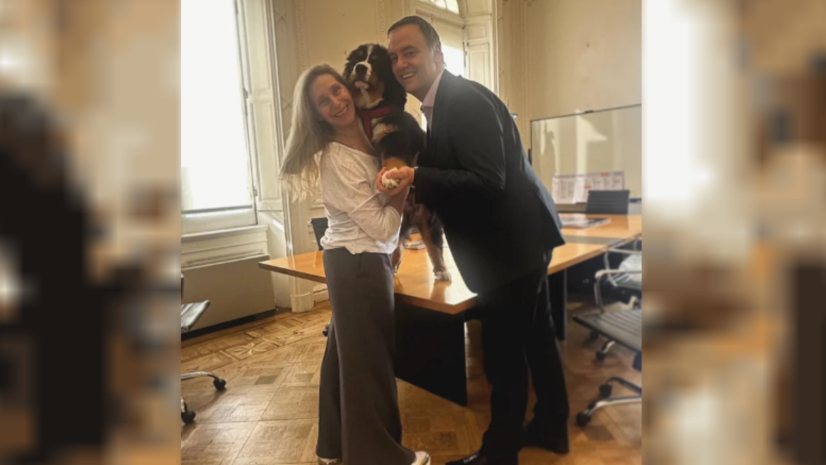 Adorni y Karina Milei presentaron a Thor, un perro que estará en la Casa Rosada