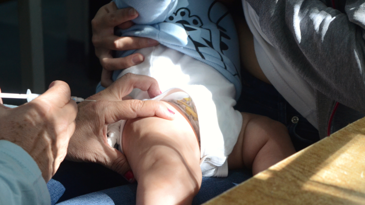 A partir de una estrategia de vacunación intensiva, bajaron los casos de tos convulsa en La Plata