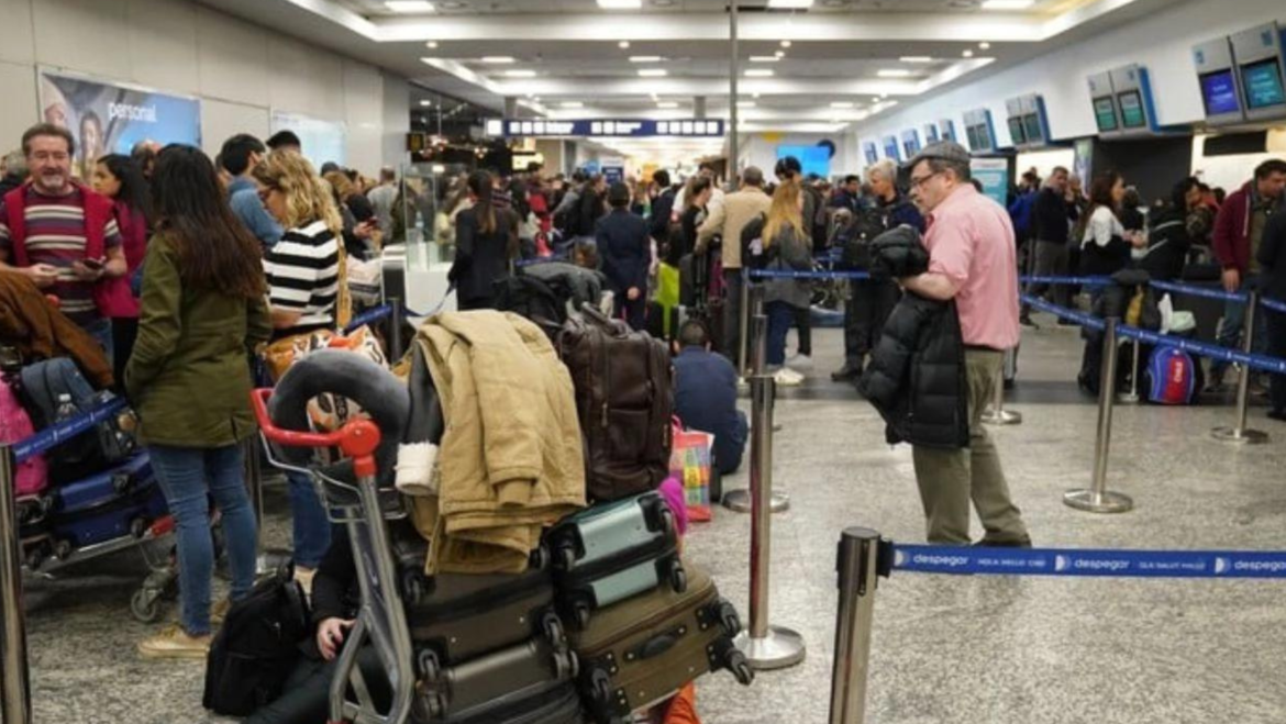 Por una medida de fuerza de pilotos de Aerolíneas Argentinas habrá demoras y cancelaciones de vuelos desde el lunes 19