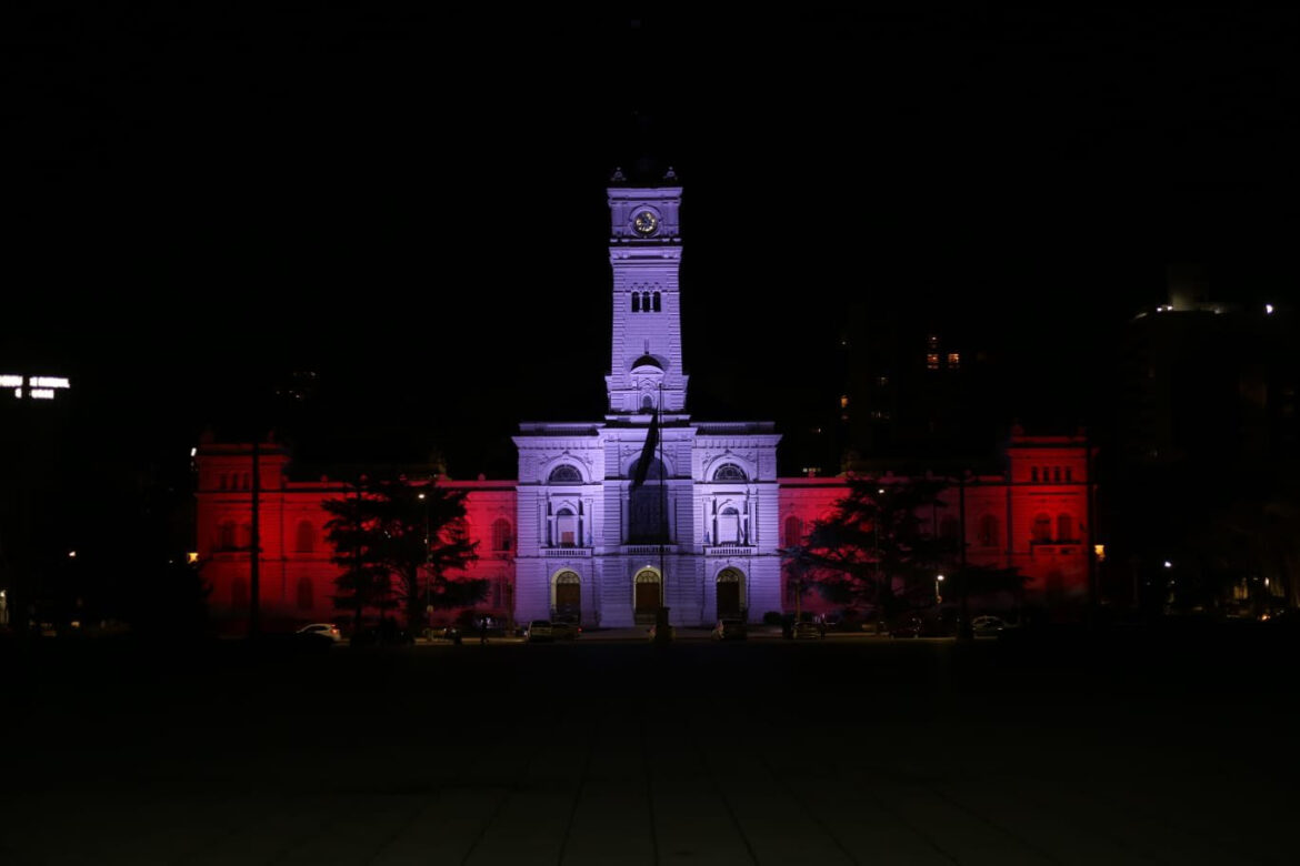 El Palacio Municipal se iluminó con los colores de Estudiantes de La Plata