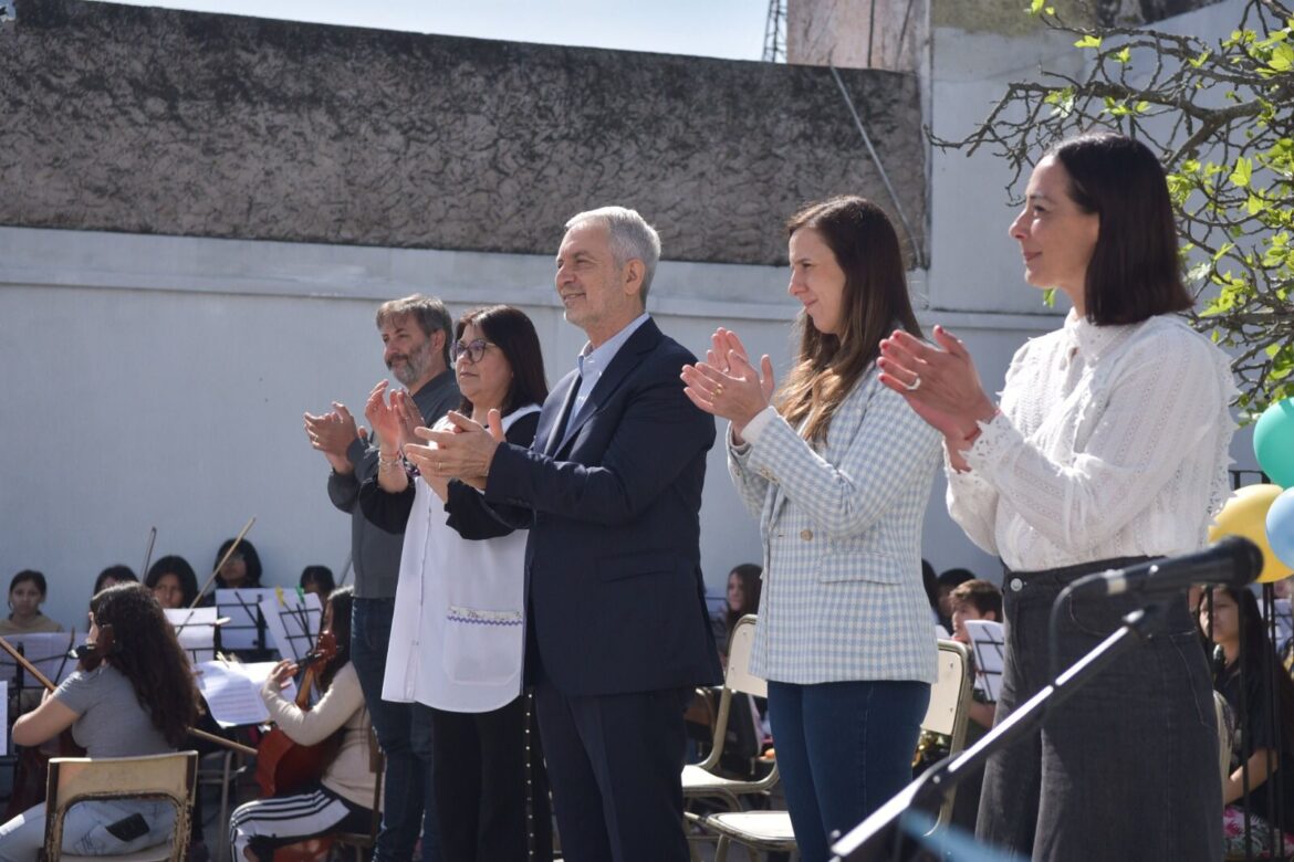 Restaurada y renovada: Alak participó del 140º aniversario de la Escuela Nº 21 de Los Hornos