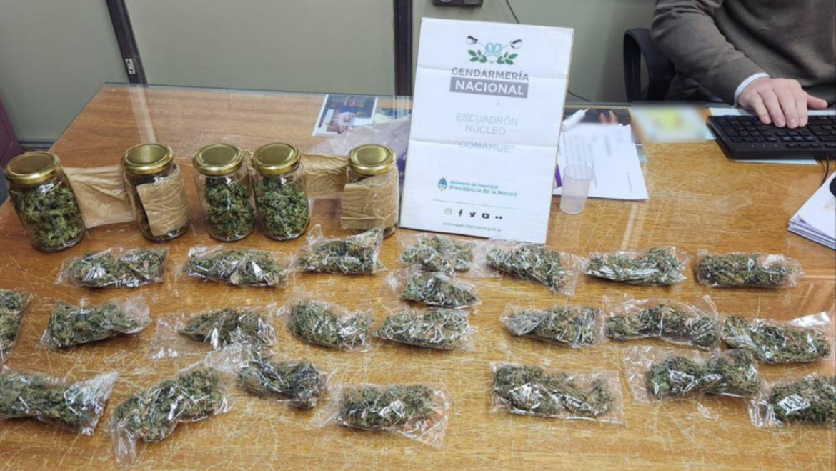Escanean una encomienda y hallan 23 envoltorios y cinco frascos con marihuana