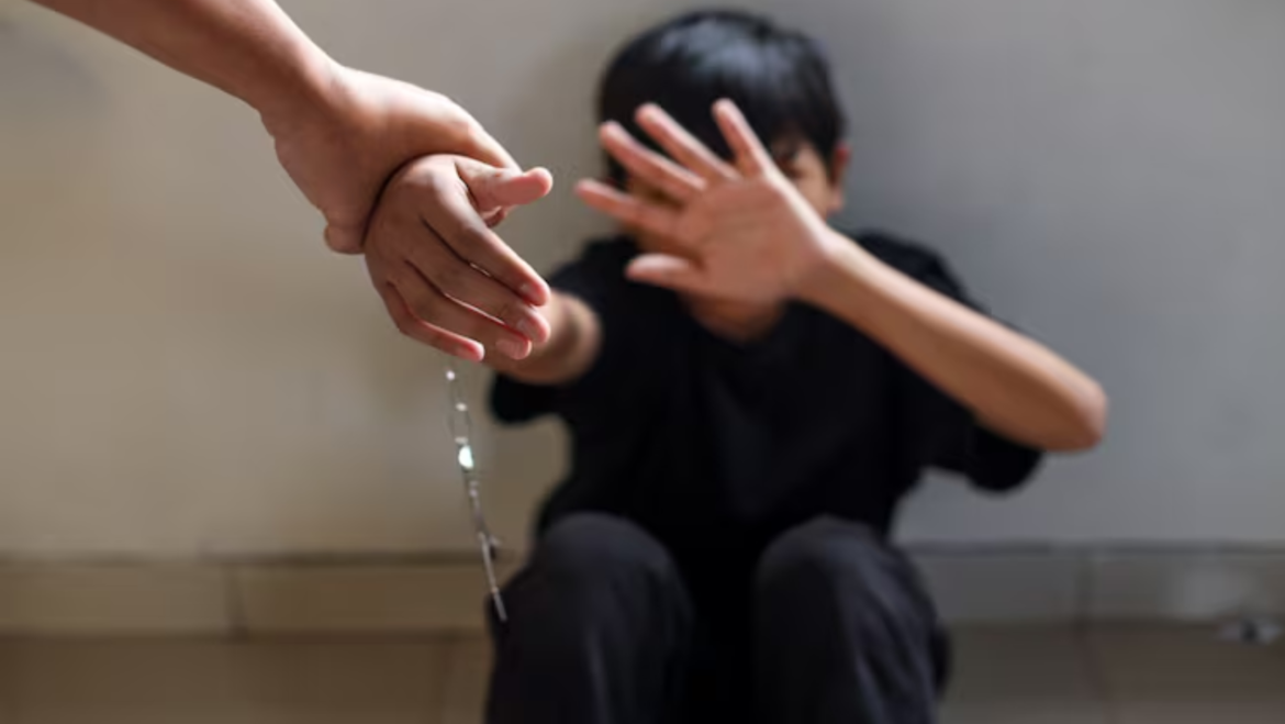 Horror: una madre abusaba sexualmente de su hijo, lo filmaba y le enviaba los videos a su expareja