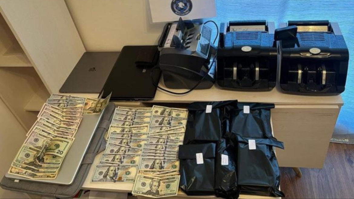 Allanan una cueva vip que vendía celulares de Alta Gama y secuestran 90 teléfonos y 200 mil dólares
