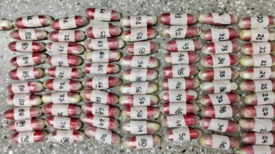 Un hombre y una mujer transportaban 180 capsulas con cocaína en sus estómagos y 79 entre sus pertenencias