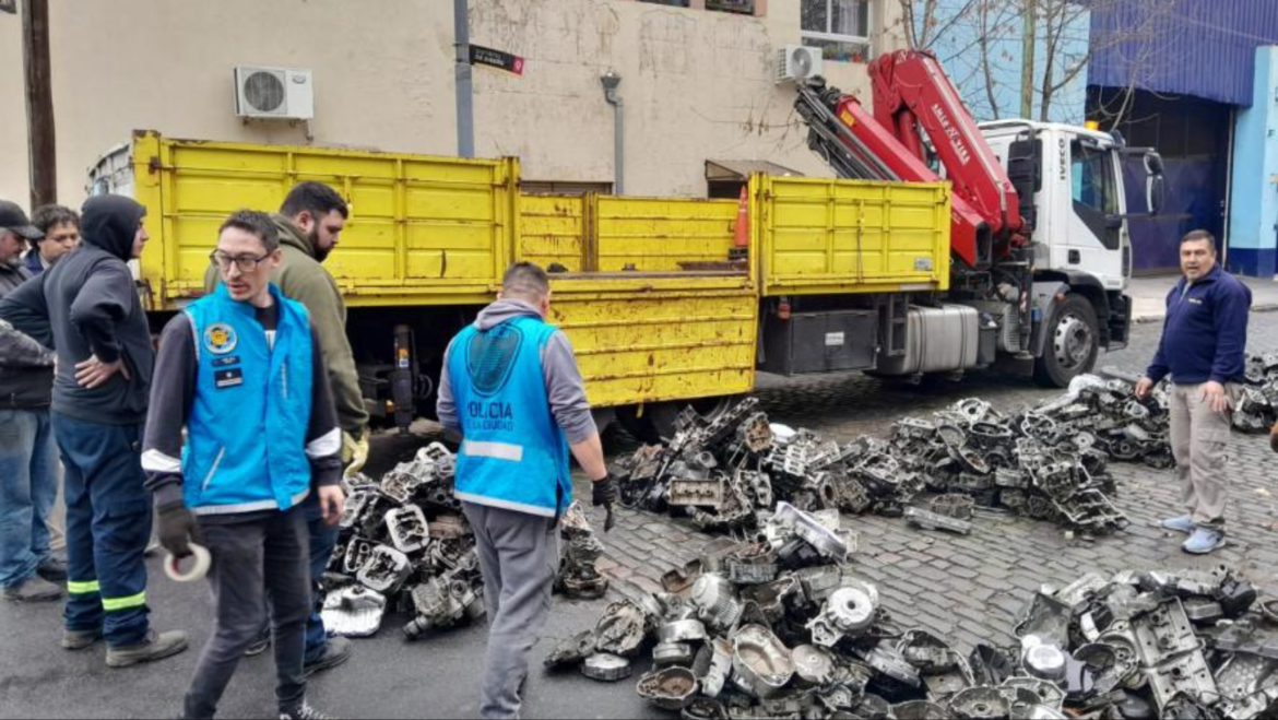 Desbaratan un desarmadero de motos robadas y secuestan 500 millones de pesos en autopartes