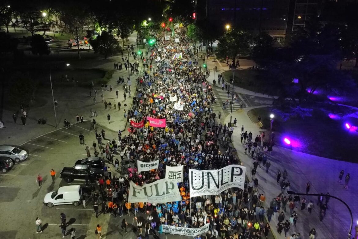 Imponente marcha de antorchas en defensa de la educación pública