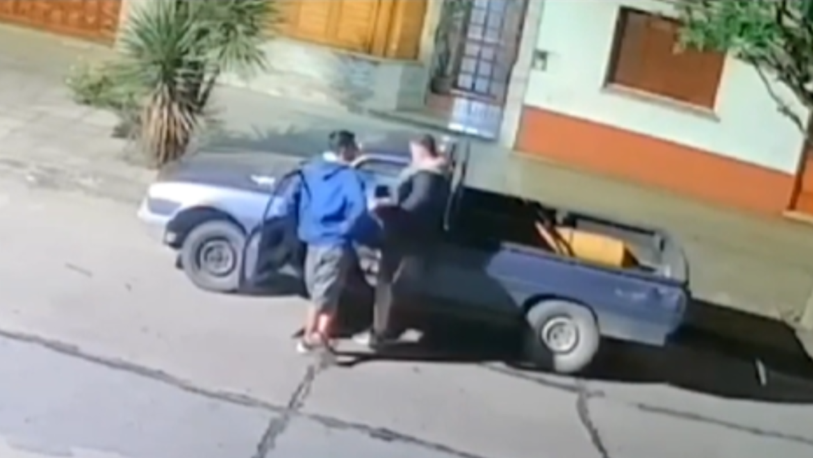 Dos ladrones encerraron a la dueña de una heladería y quisieron abusar de ella