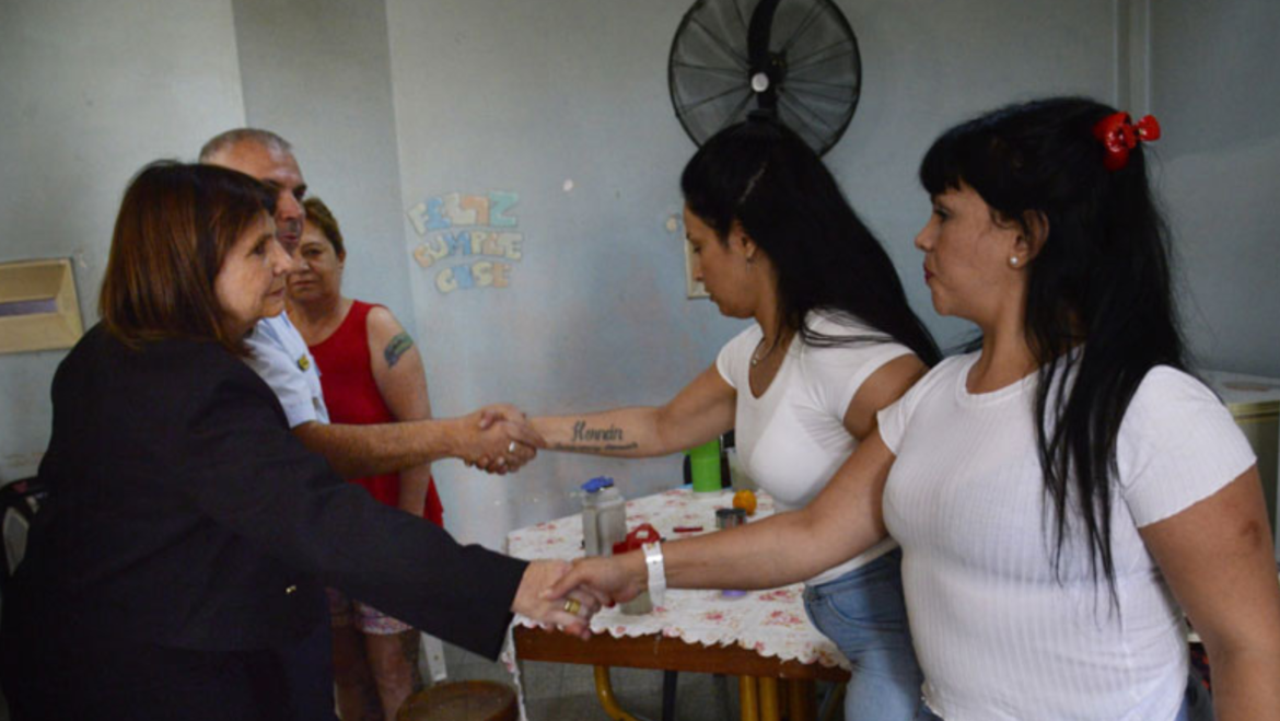 ‘En las cárceles, manos a la obra es igual a ocio cero’: Bullrich lanzó un nuevo programa en el SPF