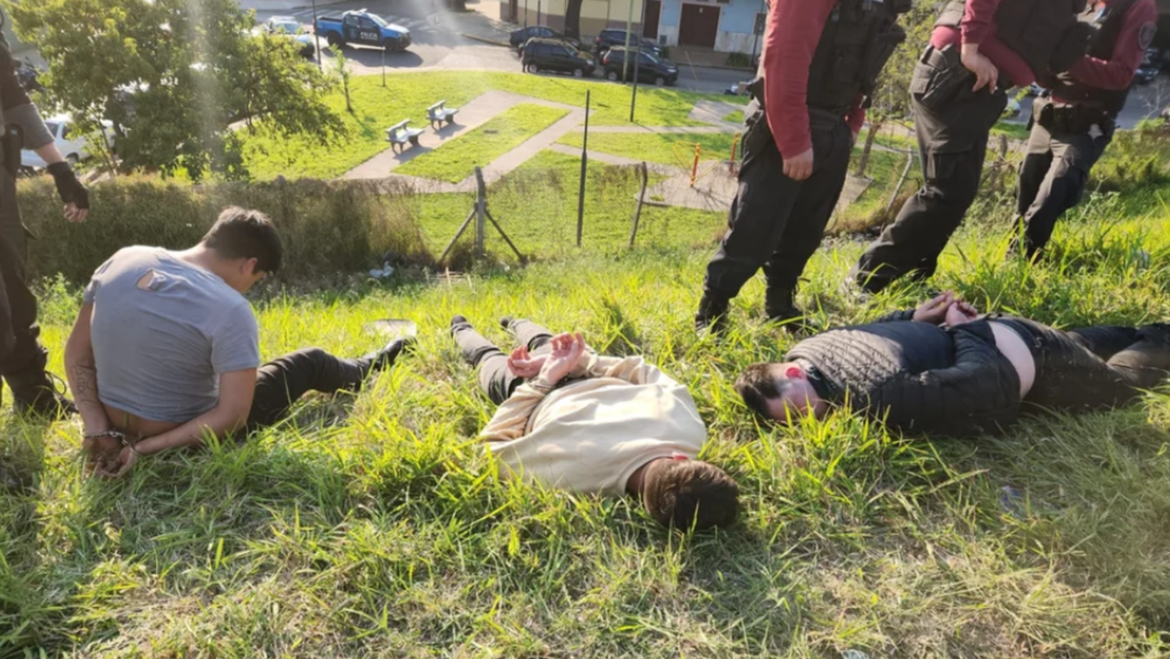 Tres chilenos detenidos tras una persecución en la autopista 25 de Mayo
