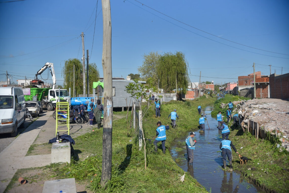 Más de 200 trabajadores participaron de un megaoperativo de saneamiento en el Arroyo Regimiento