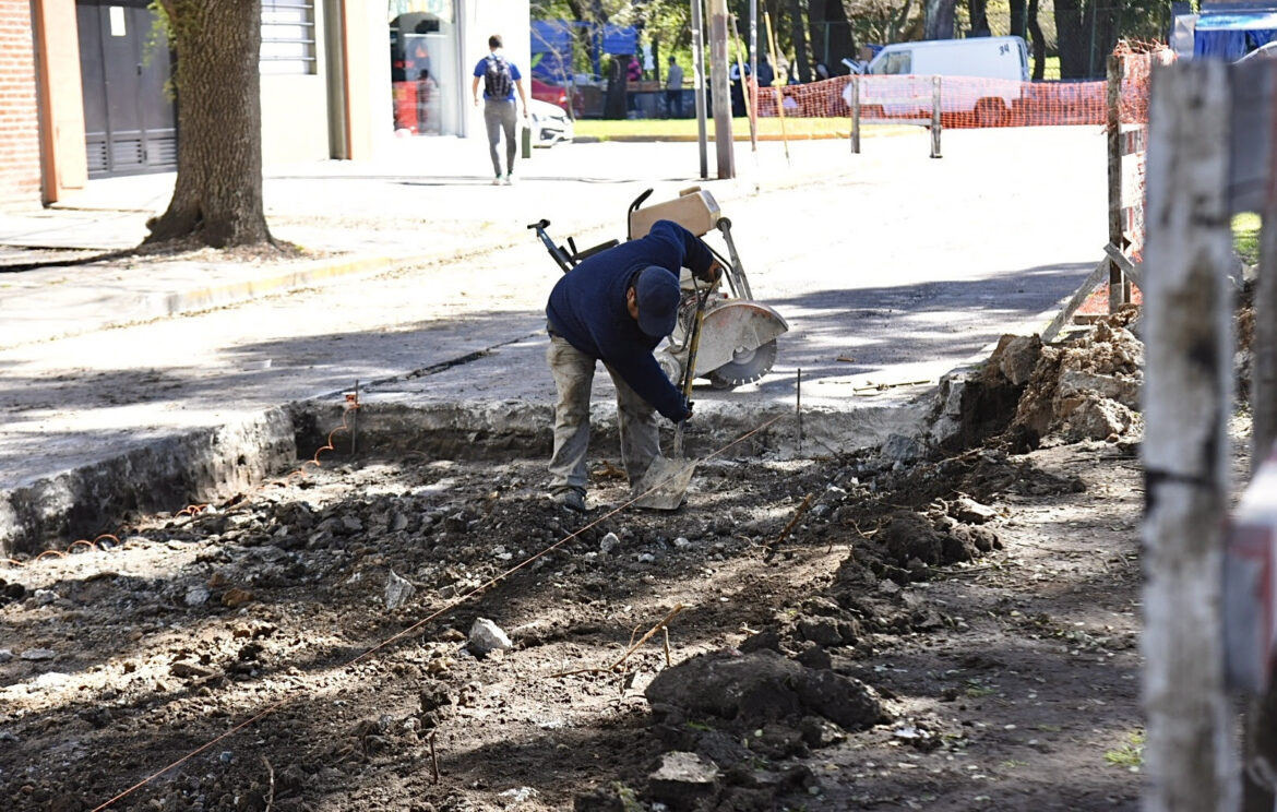 Extienden el plan de obras con bacheo, repavimentación y asfalto en el casco y 10 localidades